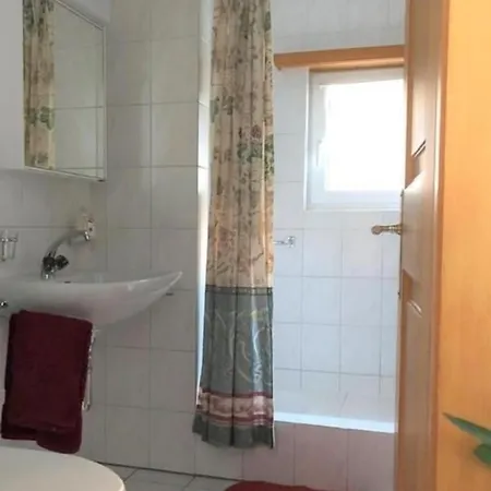 Schoene, Sonnige 25-zimmer Parterre-ferienwohnung Apartmán