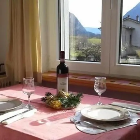Schoene, Sonnige 25-zimmer Parterre-ferienwohnung Apartmán Poschiavo